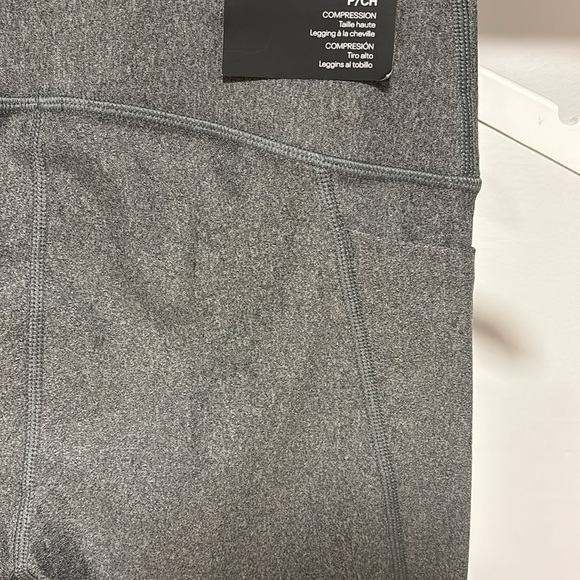 Under Armour high rise ankle legging. - Picture 5 of 7